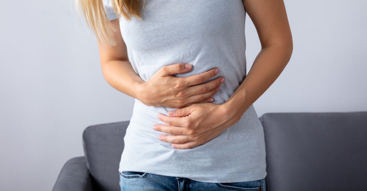 Una ragazza si tiene lo stomaco sofferente