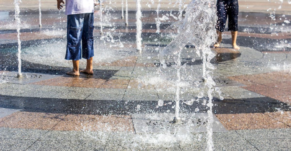 bambini si bagnano in una fontana