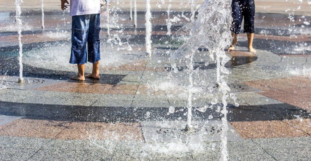 bambini si bagnano in una fontana