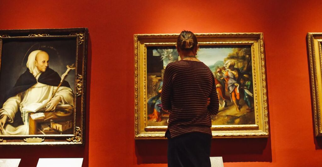 Una ragazza al museo