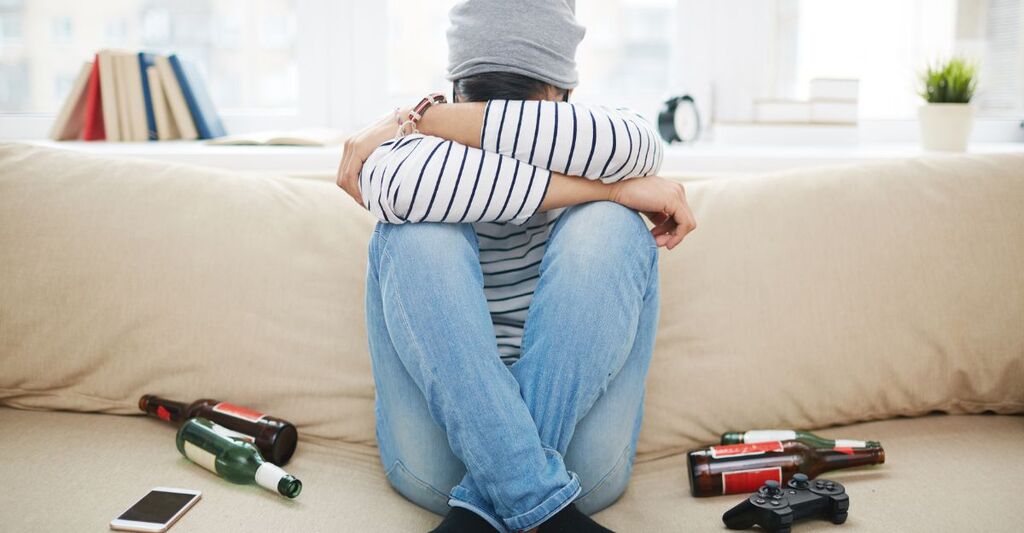Un ragazza da solo su una panchina
