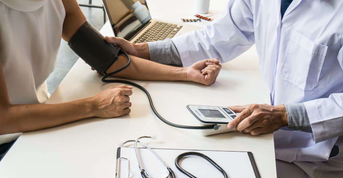 Un medico visita un paziente