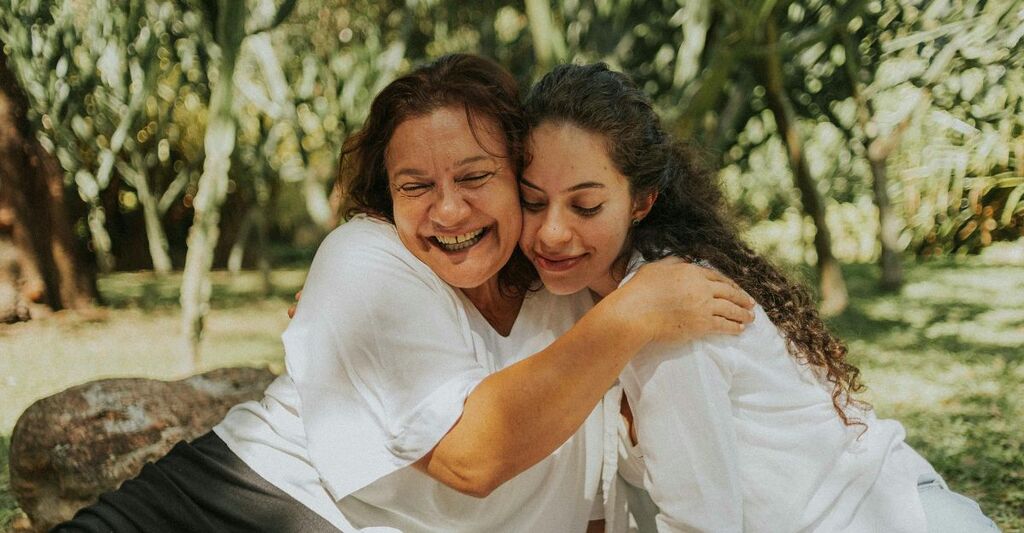 Una madre e una figlia che si abbracciano felici