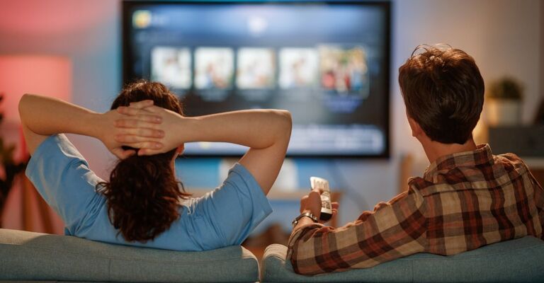 Due persone che guardano la tv