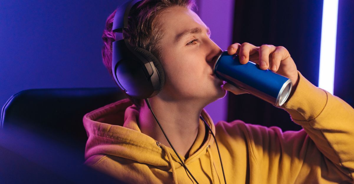 Un ragazzo che beve un energy drink