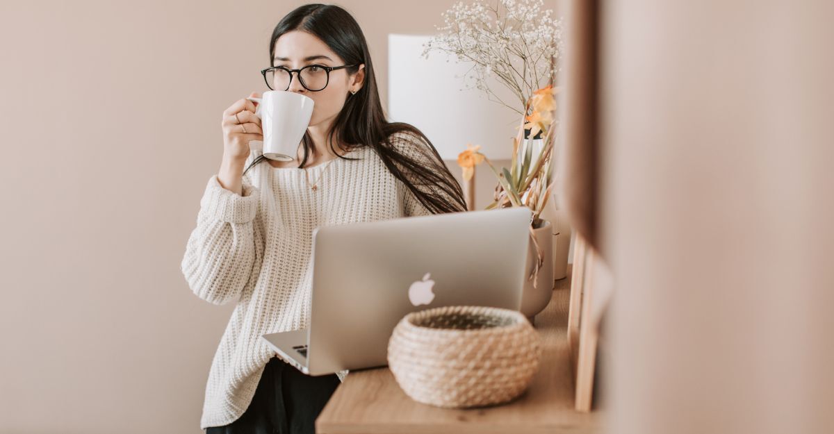 Una ragazza che beve un caffè