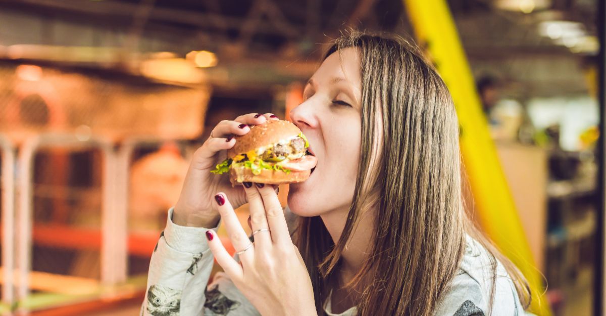 ragazza mangia cibo ultra-processato