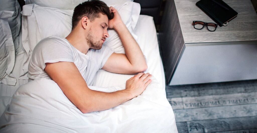 uomo che dorme nel letto