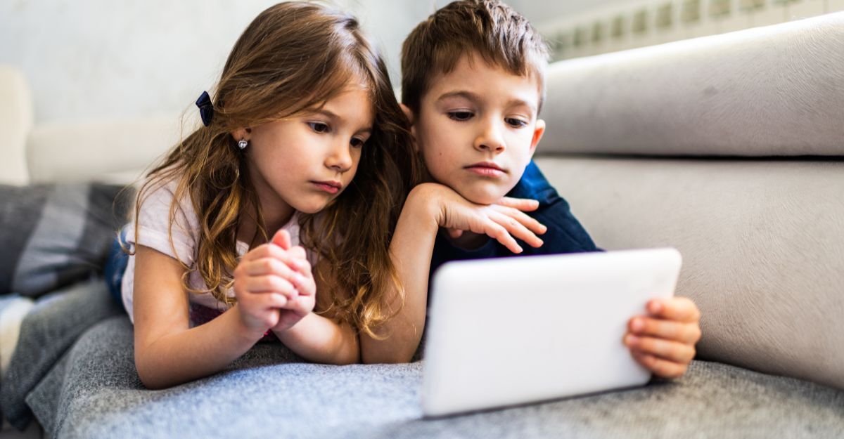 Dei bambini con un tablet