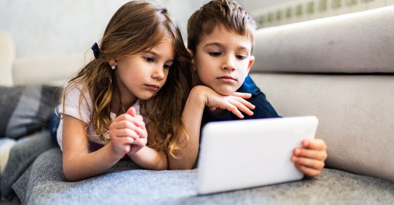 Dei bambini con un tablet