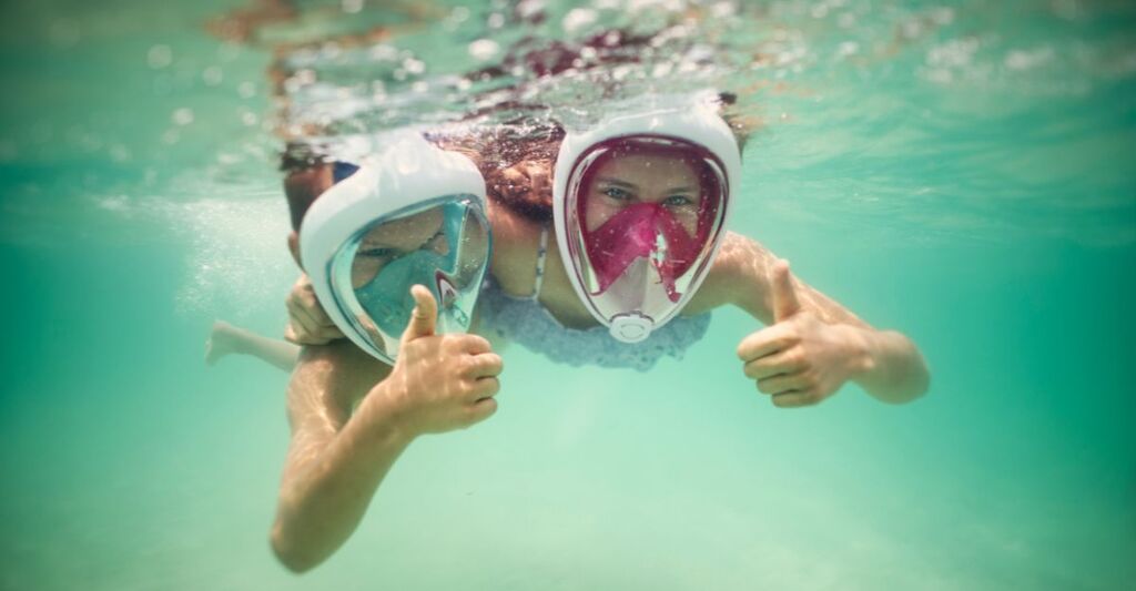 Madre e figlio che fanno snorkeling