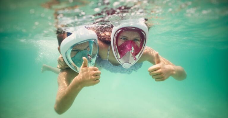 Madre e figlio che fanno snorkeling