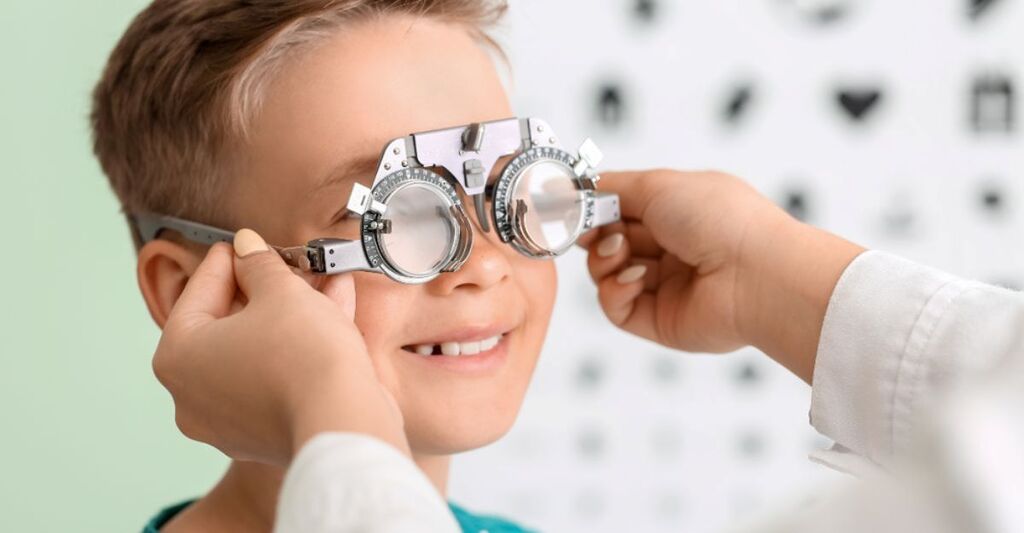 bambino dall'oculista fa prove agli occhi