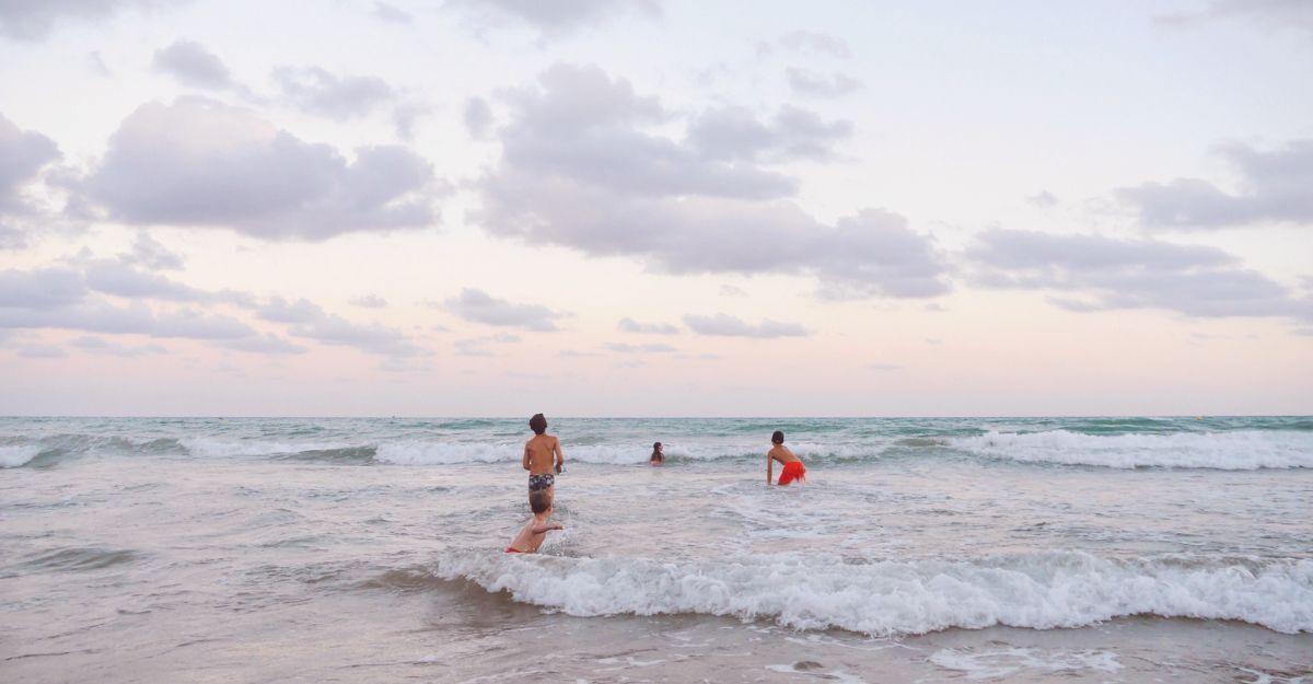 persone fanno il bagno in mare