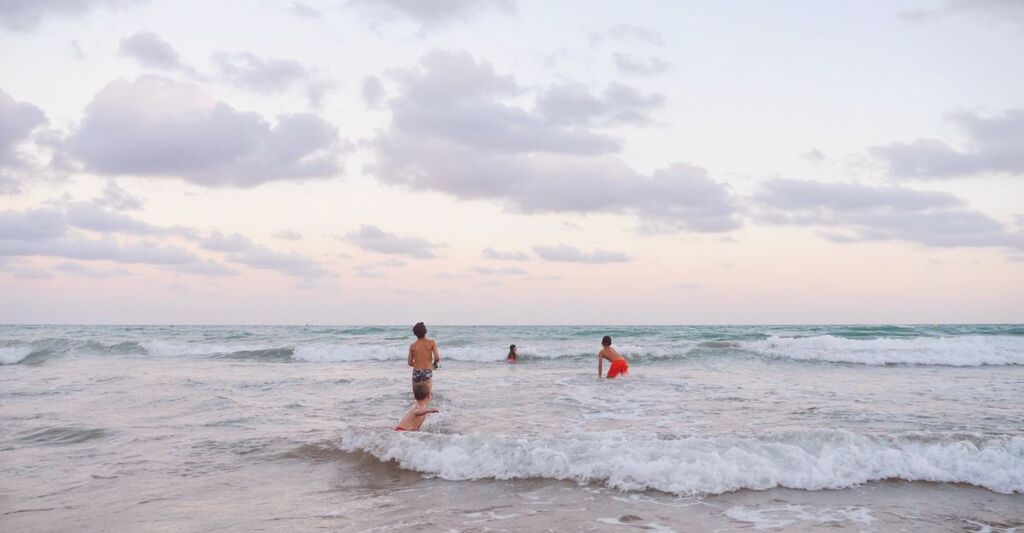 persone fanno il bagno in mare