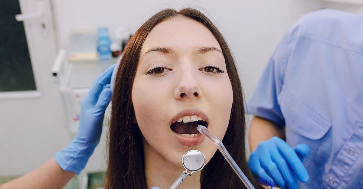 Primo piano di una ragazza durante una visita dal dentista