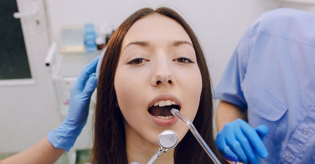 Primo piano di una ragazza durante una visita dal dentista