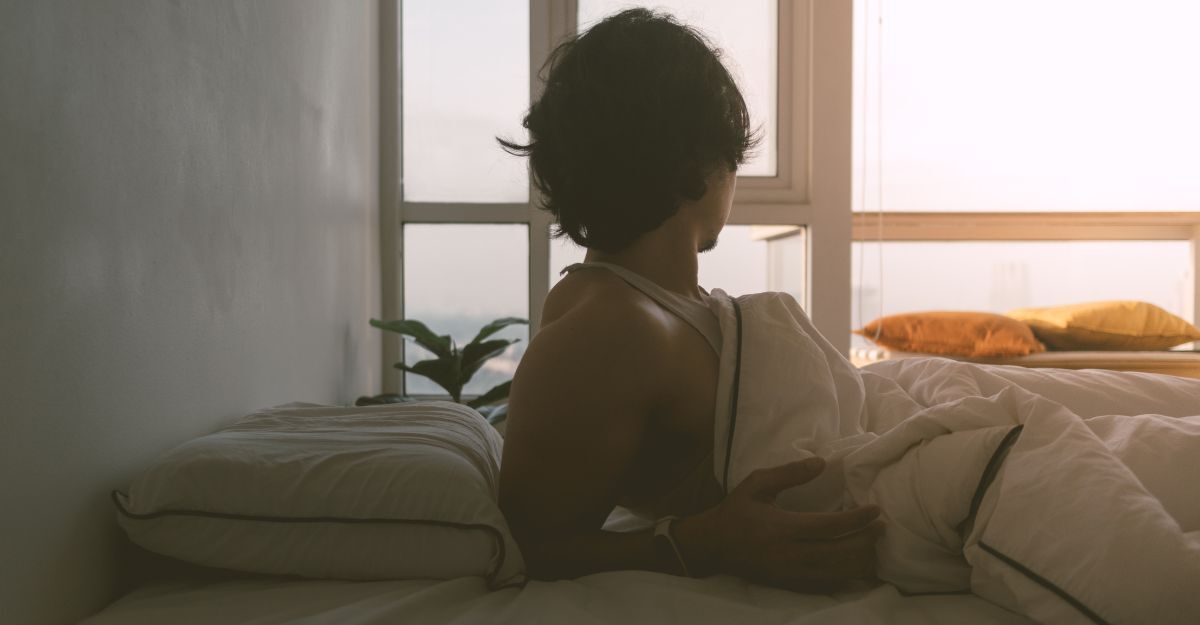 persona si sveglia nel letto