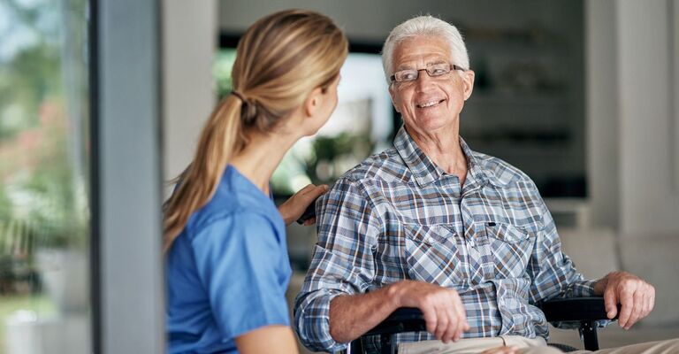 Un caregiver assiste un paziente
