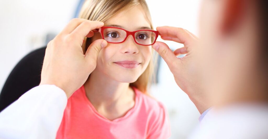 bambina dall'oculista prova gli occhiali