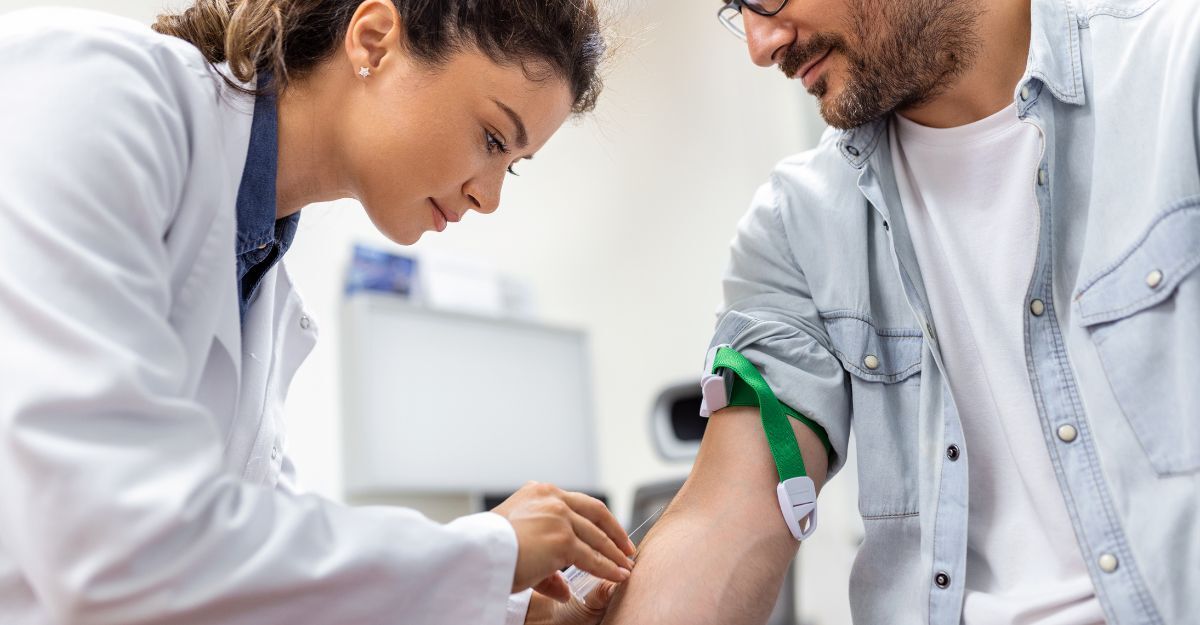 Un uomo che si sottopone ad un esame del sangue