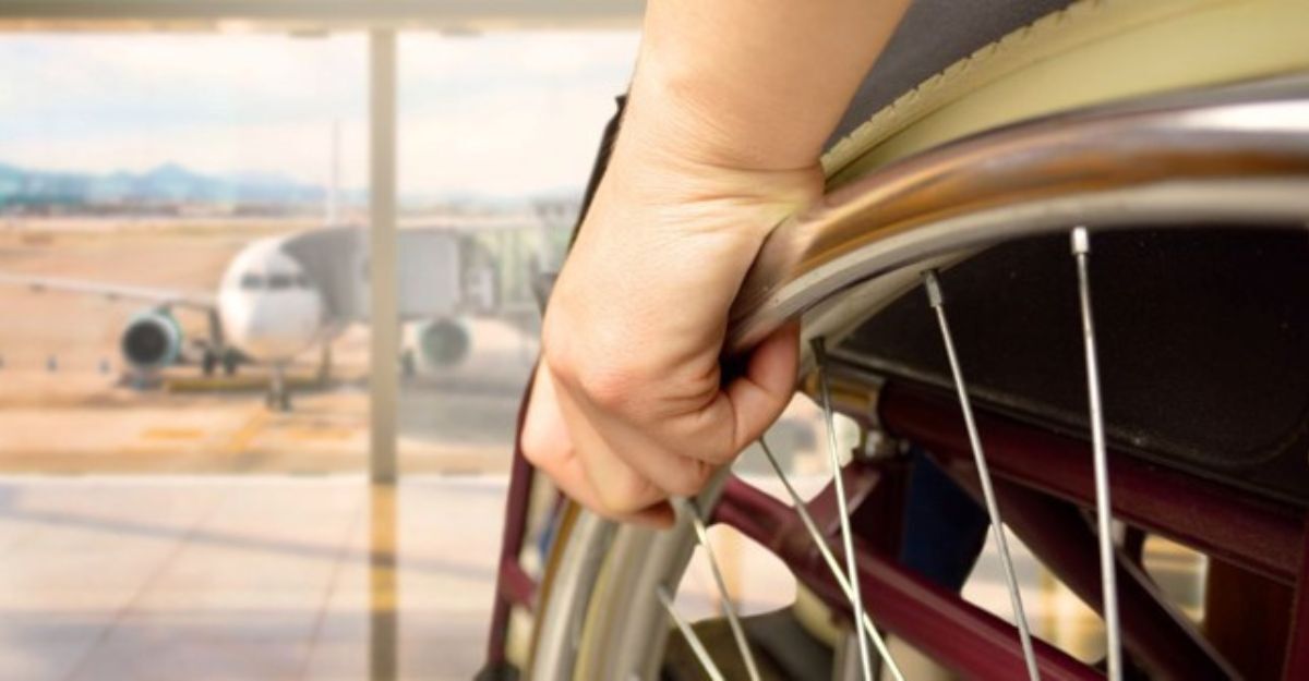 Una persona in sedia a rotelle che si appresta a prendere una aereo