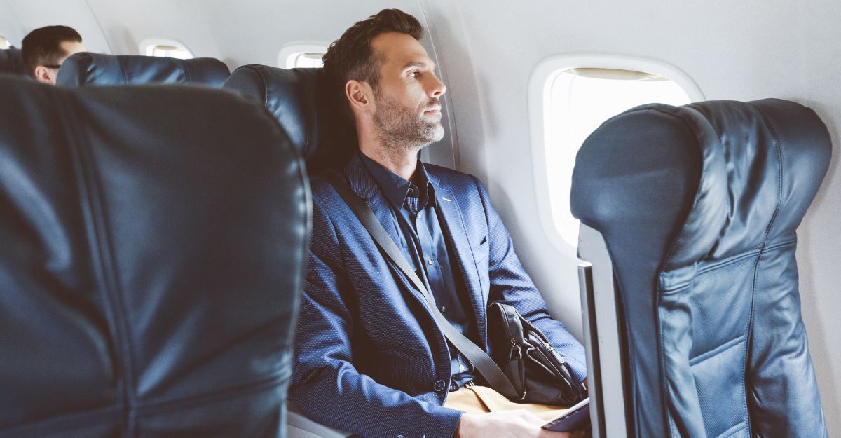 Un uomo seduto in aereo