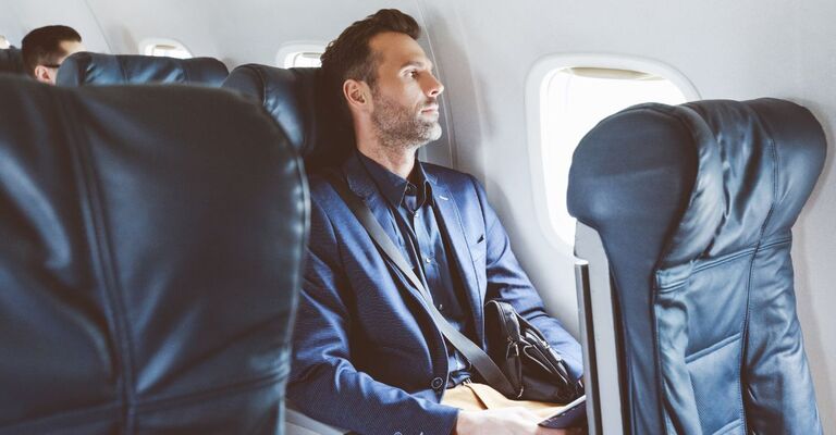 Un uomo seduto in aereo