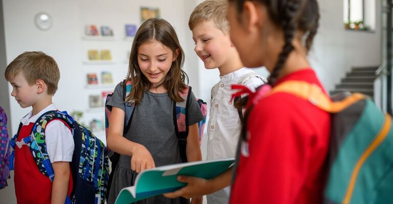 bambini a scuola, con le cartelle