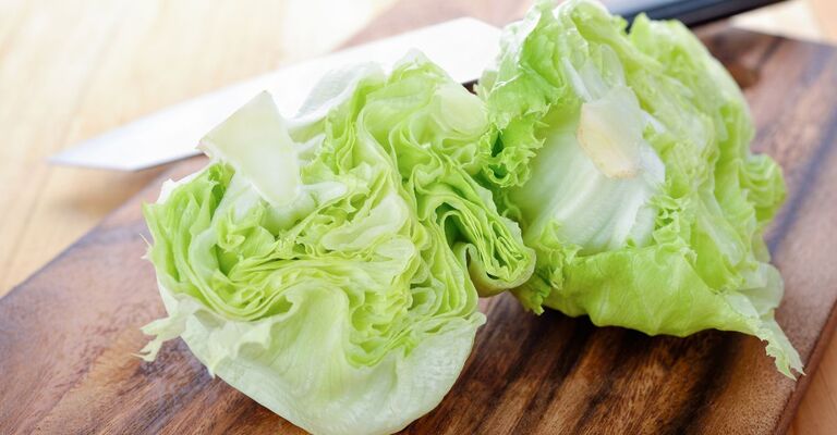 Insalata iceberg sul tagliere