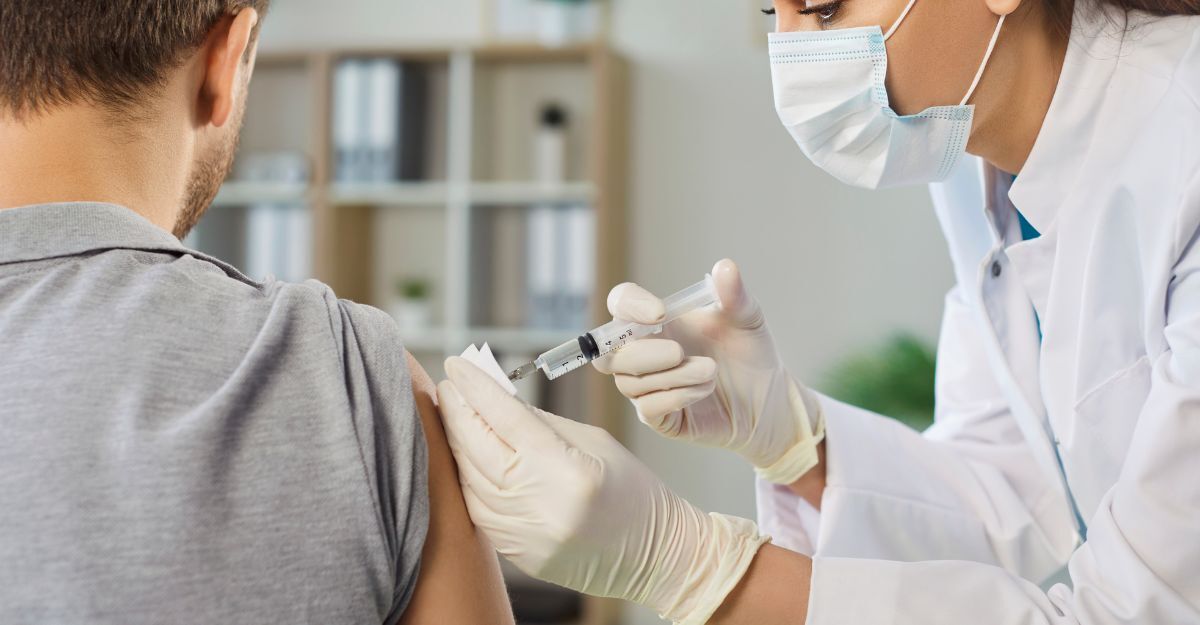 Un medico che vaccina un paziente