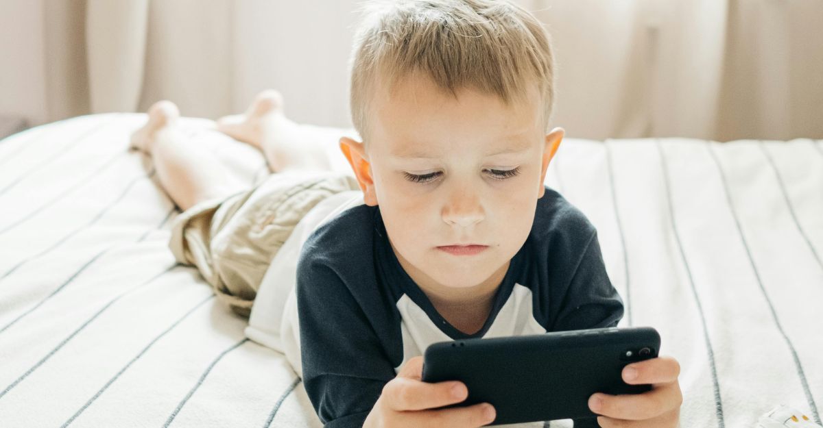 Un bambino al cellulare che usai social