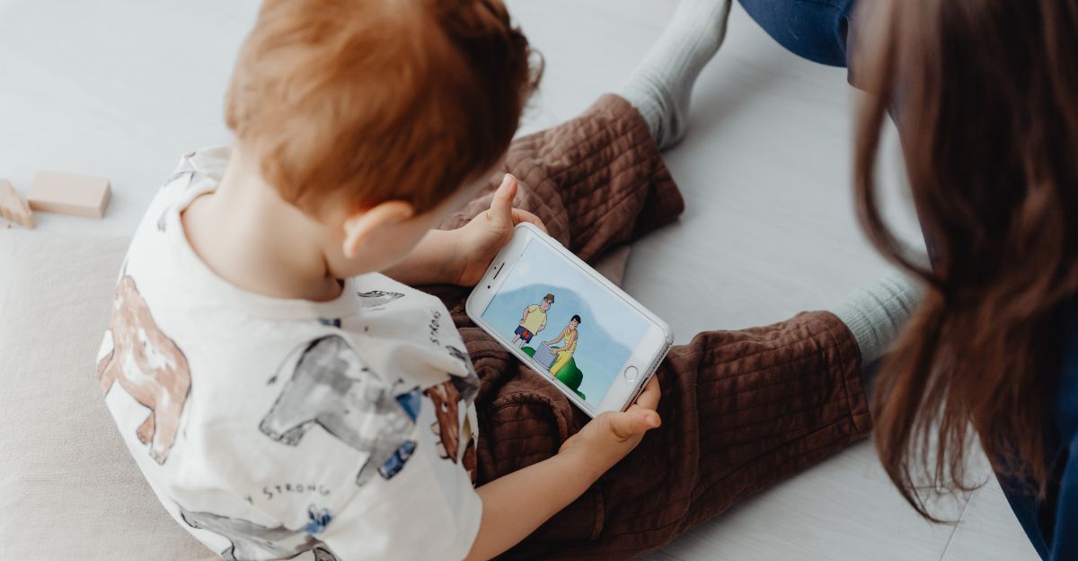 Un bambino al cellulare che usai social