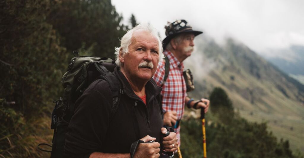 Due signori anziani in montagna