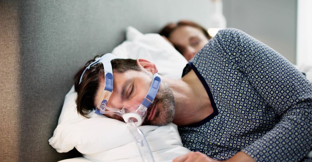 Un ragazzo che dorme con una CPAP