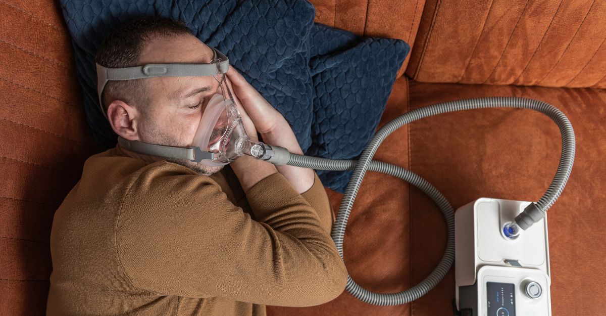 Un uomo che dorme con una CPAP
