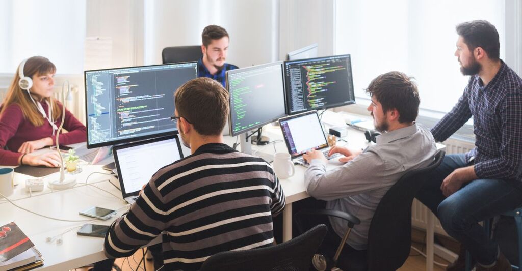 Un gruppo di persone in ufficio che lavora