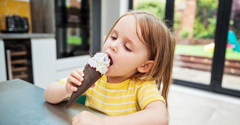 Una bambina che mangia il gelato