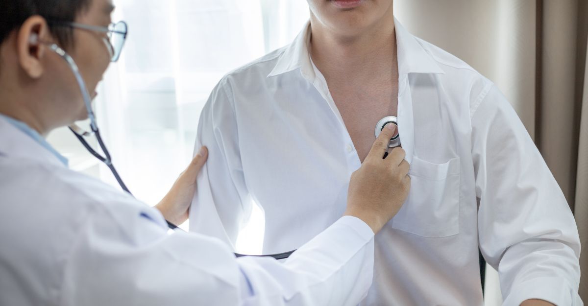 Un medico che visita un paziente
