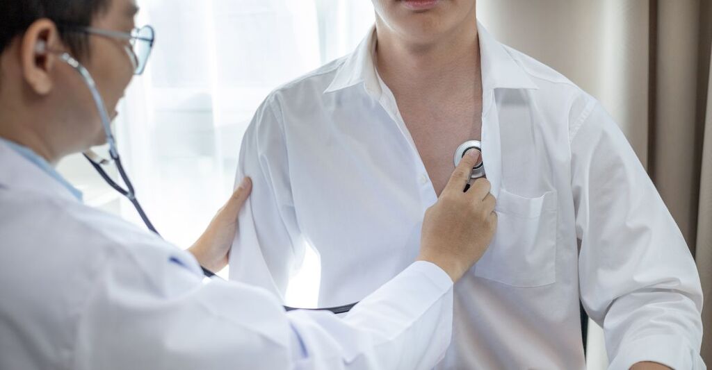 Un medico che visita un paziente