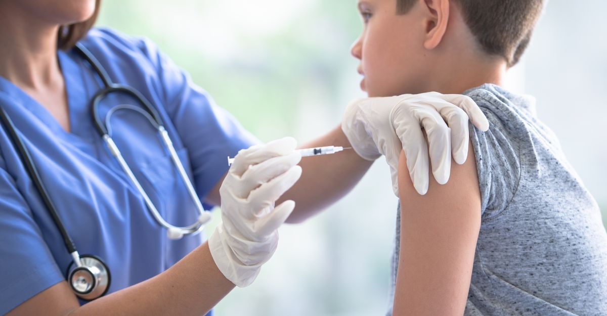 Un medico vaccina un bambino