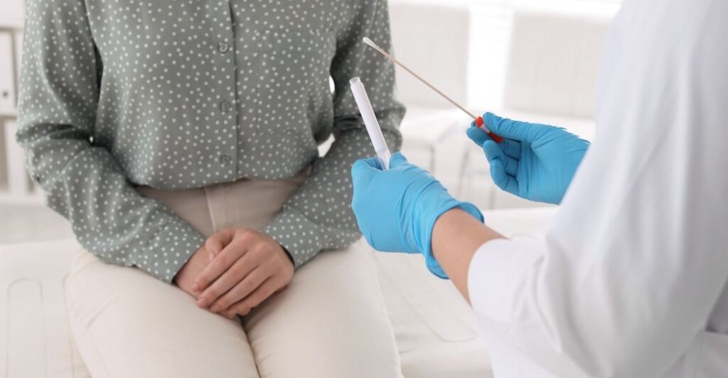 Una ginecologa davanti alla paziente con un test per l'hpv