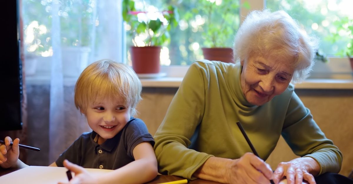 una signora anziana e un bambino disegnano insieme