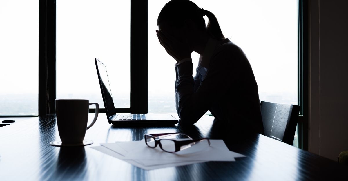 Una donna stanco al computer in ufficio