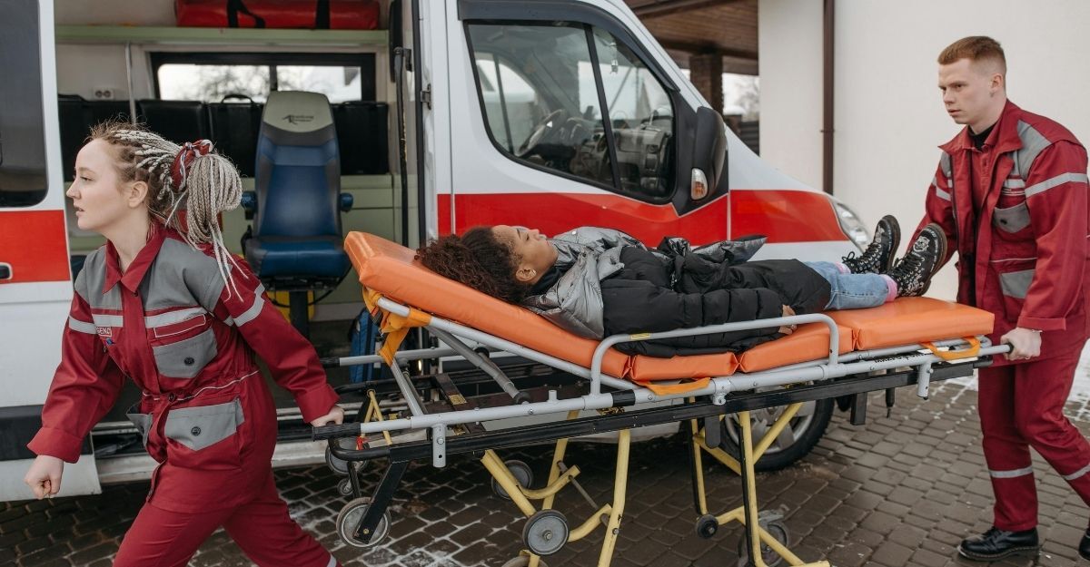 ambulanza soccorre persona in overdose