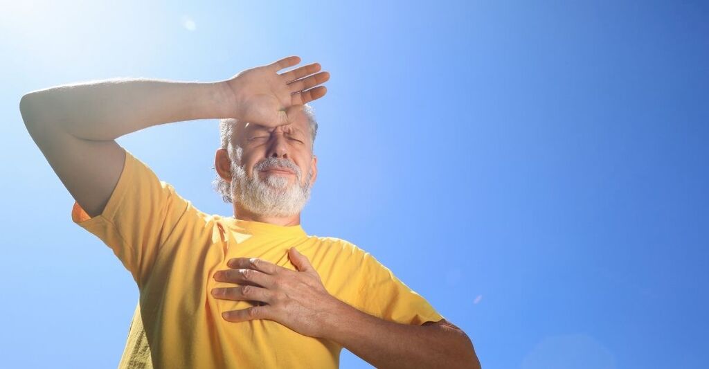 Un signore anziano sotto al sole che ha caldo