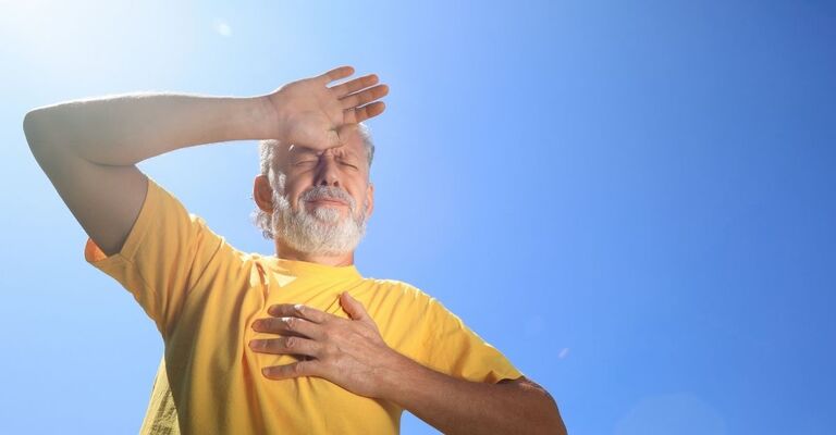 Un signore anziano sotto al sole che ha caldo
