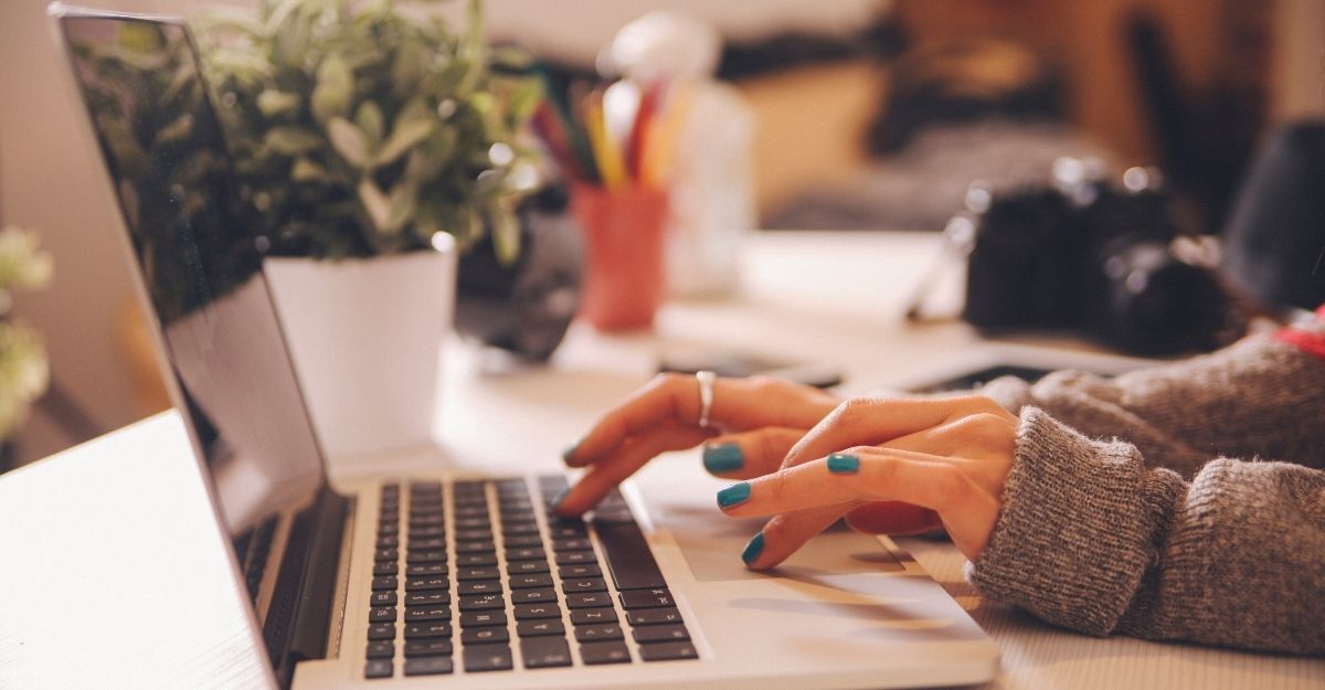 Una donna che scrive a computer