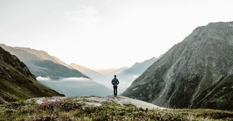 persona in montagna, guarda il panorama