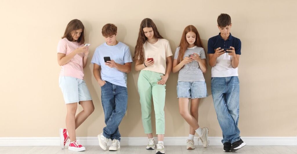 Dei ragazzi che guardano il telefono